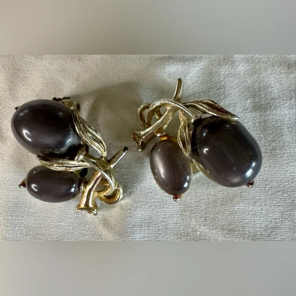 Vintage Lisner 1960’s Gray Moonstone and Silver Women's Clip on Earrings - Picture 2 of 9